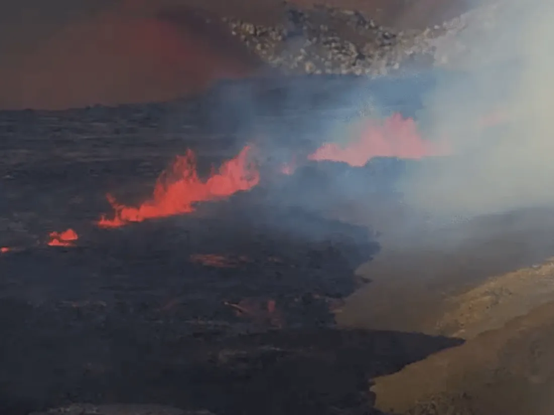 En Islande, la fissure volcanique attire les randonneurs