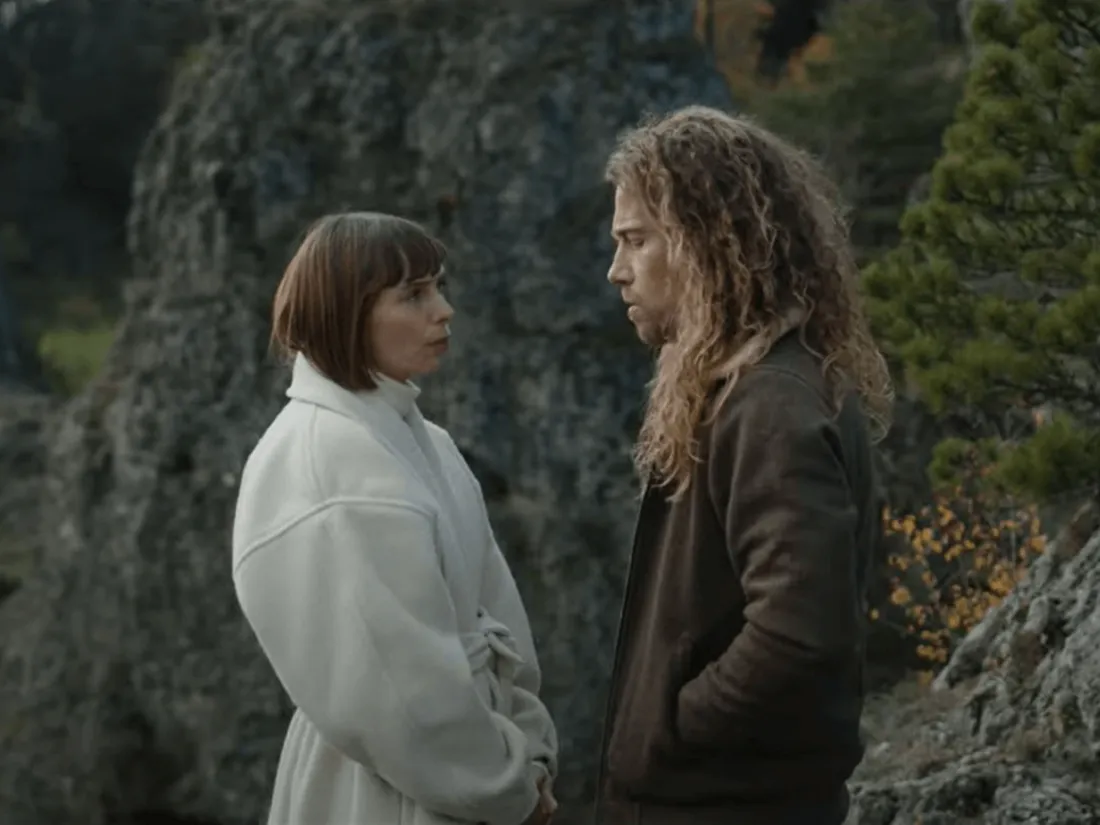 Julien Doré et Marie-Flore échangent leurs voix dans le clip de "Palmiers en hiver"