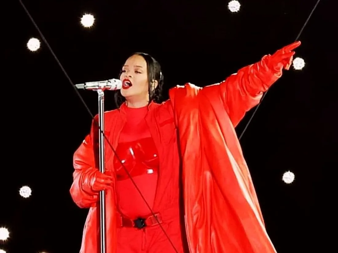 La chanteuse Rihanna sur scène à la mi-temps du Super Bowl 