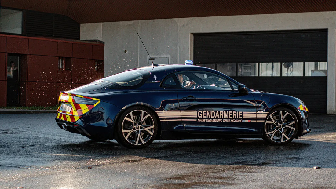 Le Gendarmerie reçoit sa première Alpine d'un pilote de F1 !
