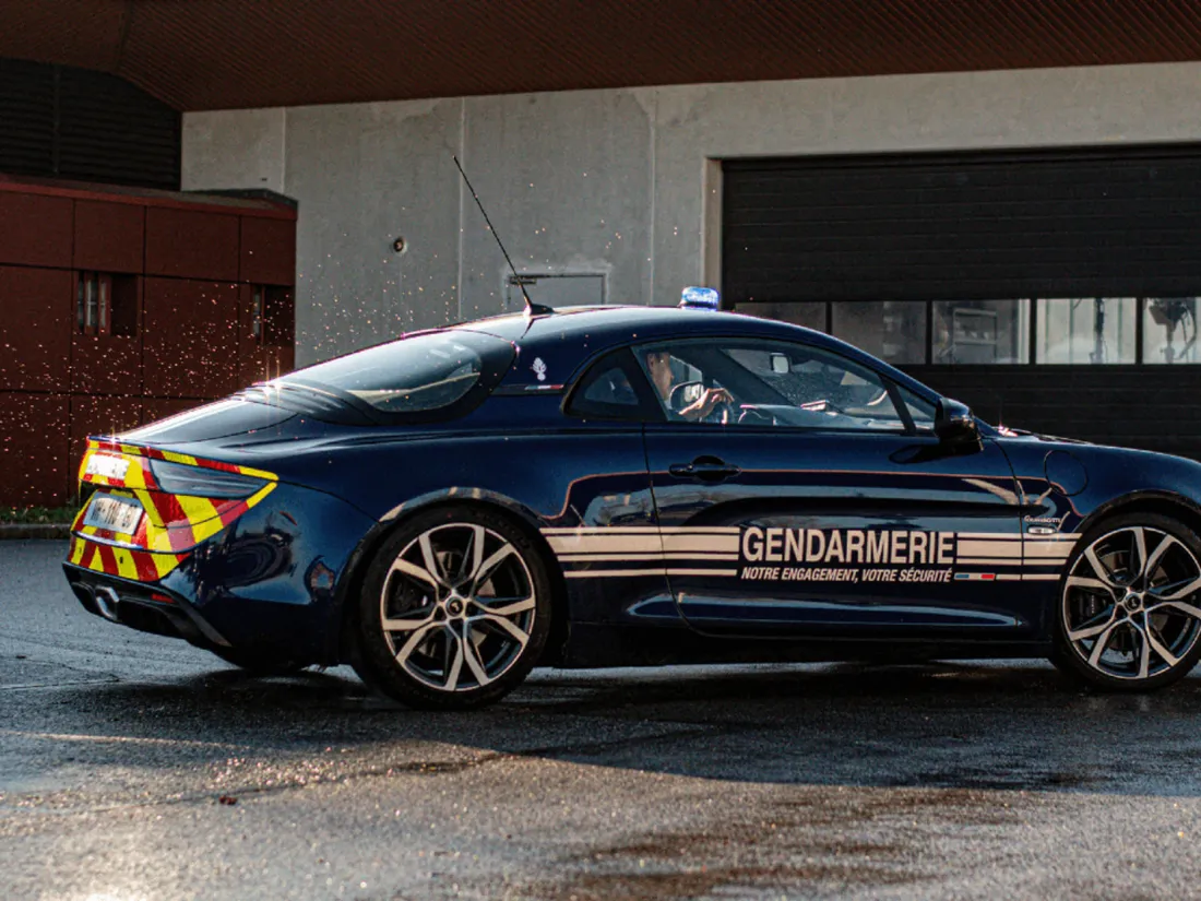 Le Gendarmerie reçoit sa première Alpine d'un pilote de F1 !