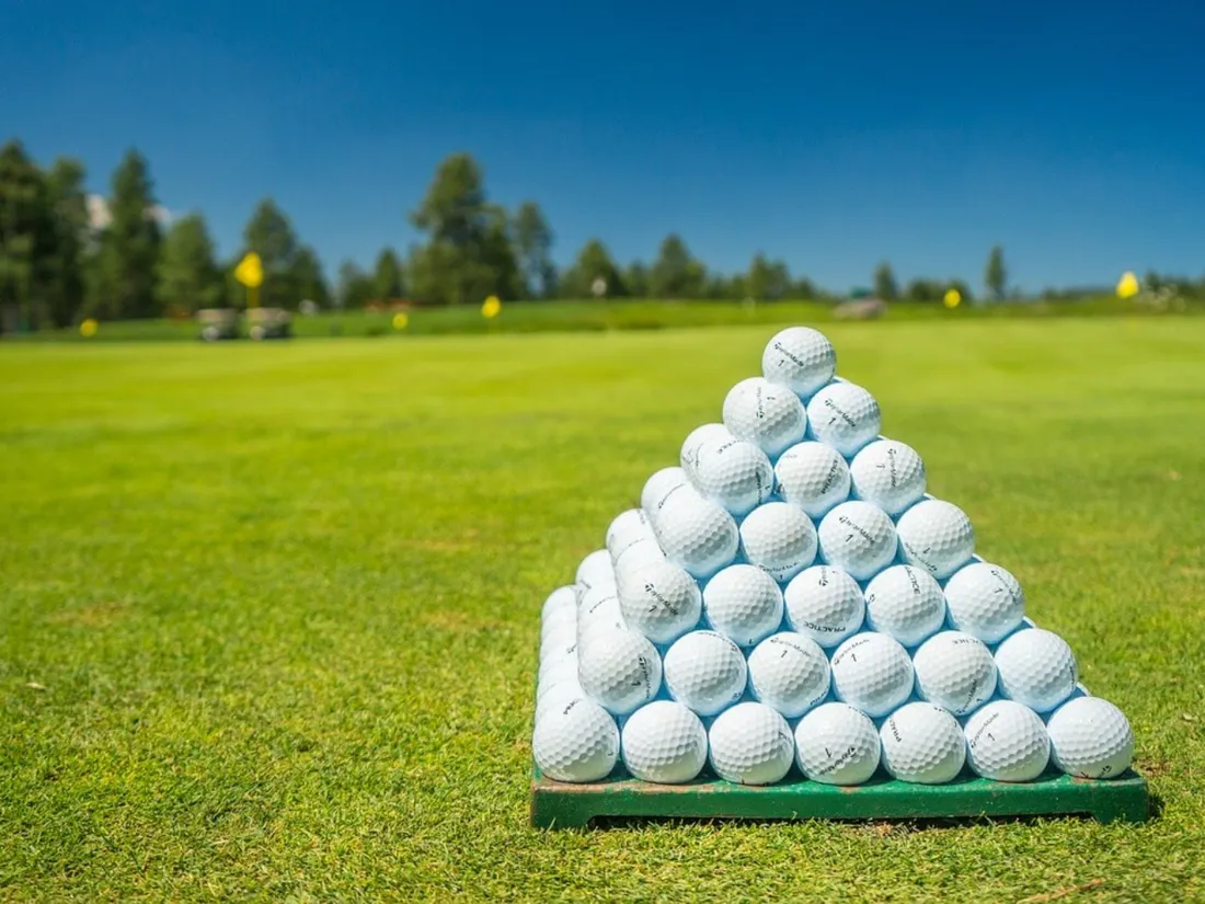 Balles de golf sur terrain de golf