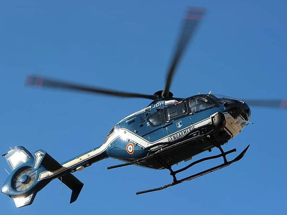 Hélicoptère de la gendarmerie en intervention