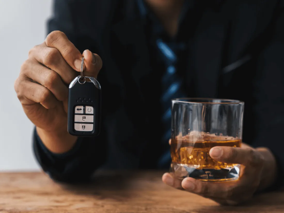 Homme alcool clé voiture