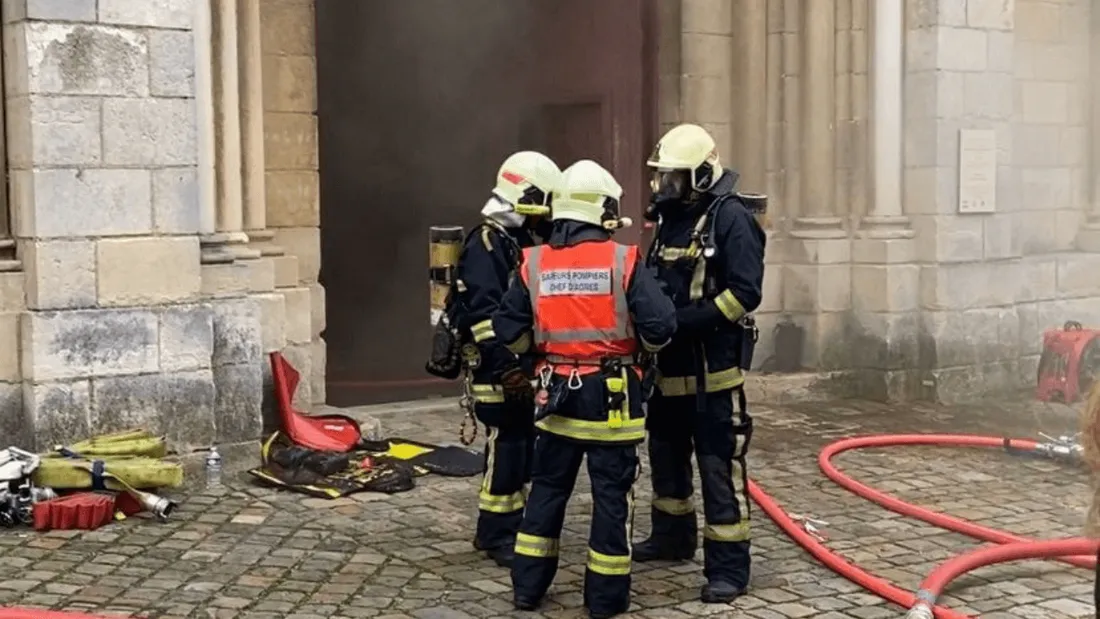 Incendie église Saint-Hilaire, Poitiers.