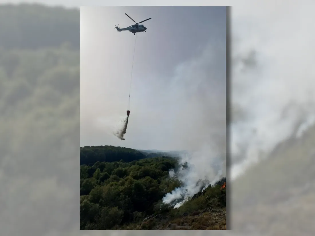 Les sapeurs-pompiers ont eu le soutien d'un hélicoptère qui a effectué des largages d'eau.