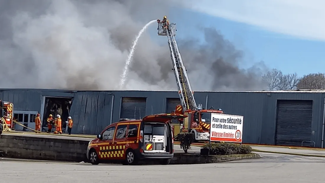Important incendie dans un atelier de réparation de véhicules à La Meilleraie-Tillay (Vendée)
