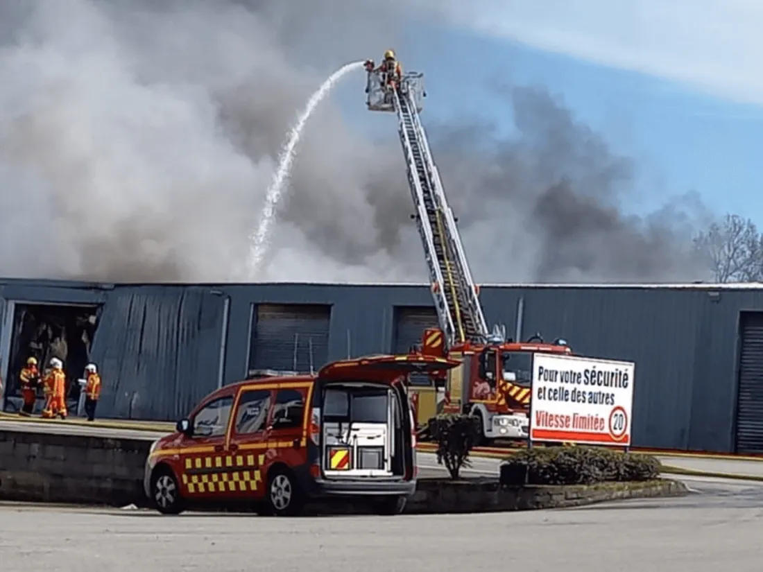 Important incendie dans un atelier de réparation de véhicules à La Meilleraie-Tillay (Vendée)