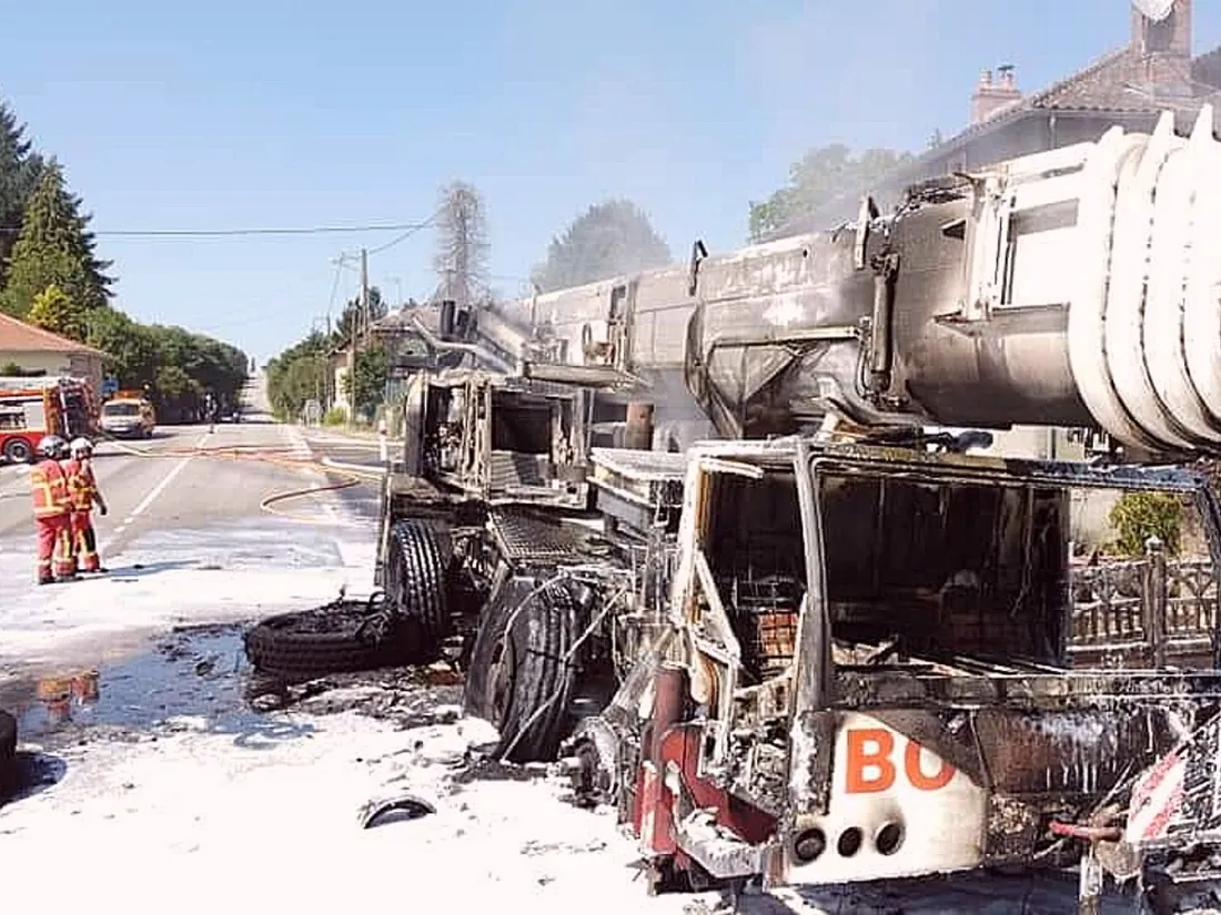 Intervention des pompiers sur incendie d'un camion-grue à Couzeix