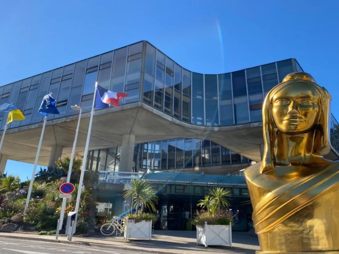 La Marianne d'Or devant la mairie de la Baule