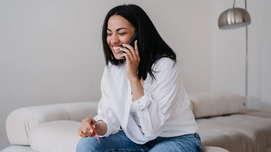 Personne qui rigole au téléphone