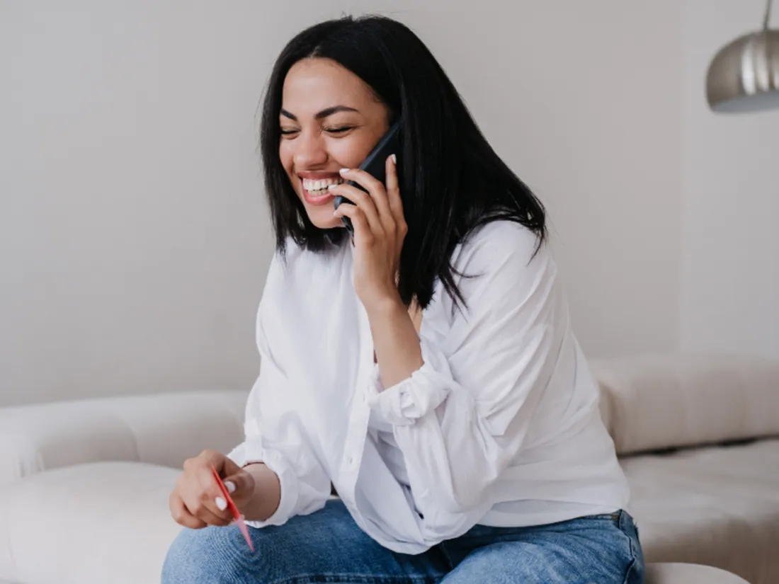 Personne qui rigole au téléphone