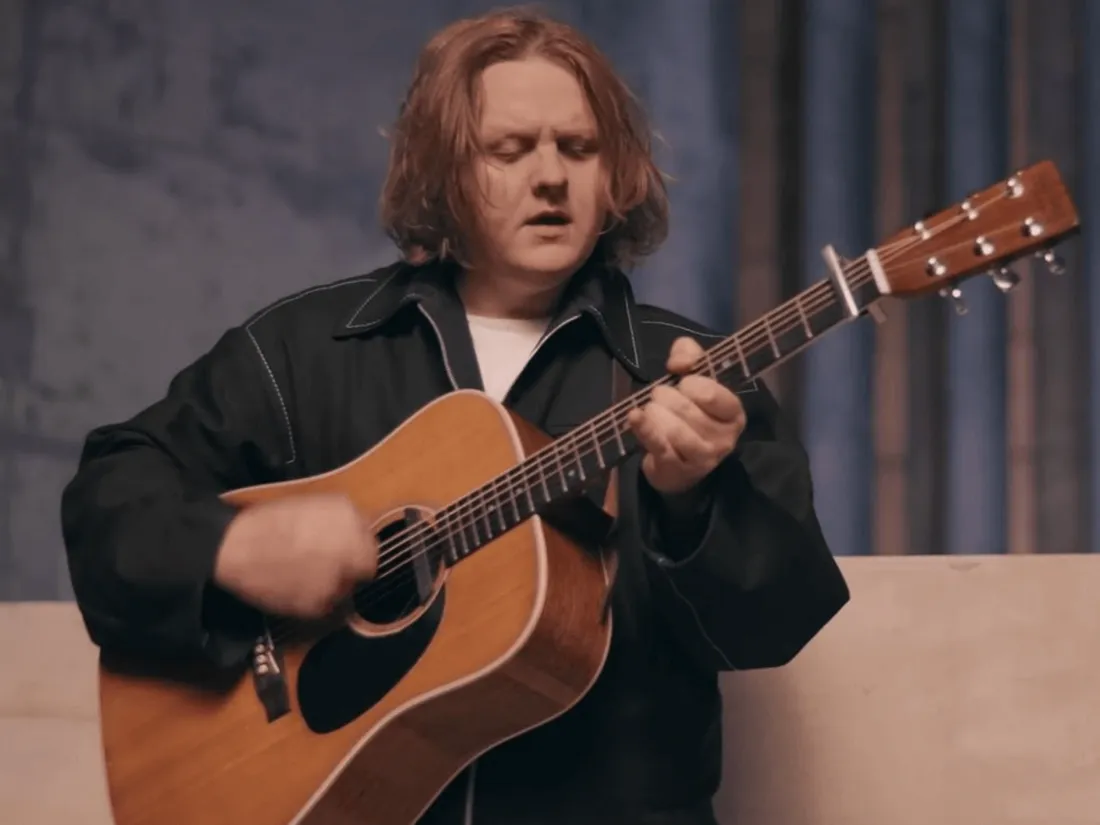 Lewis Capaldi surprend les passagers d’un avion !