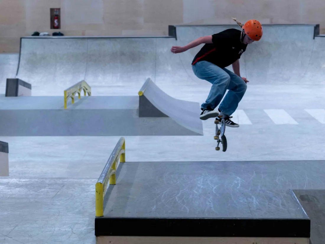 Louise Piret est l'une des deux élèves à suivre la section skateboard au lycée Charles de Foucauld. 