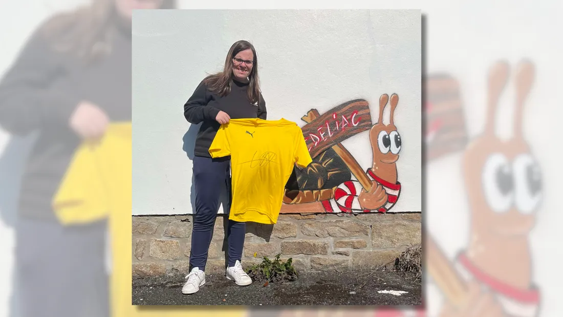 Louise Savé présente le tee-shirt dédicacé d'Usain Bolt.