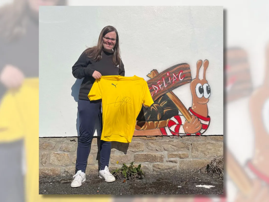 Louise Savé présente le tee-shirt dédicacé d'Usain Bolt.
