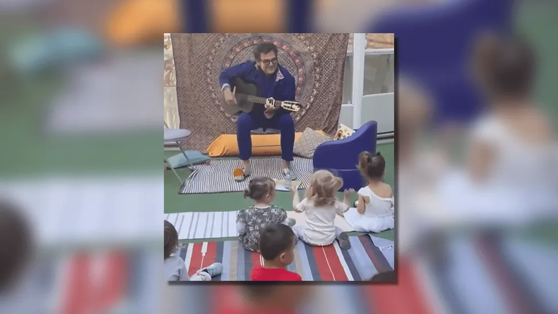 -M- retourne à l'école et chante une chanson insolite !