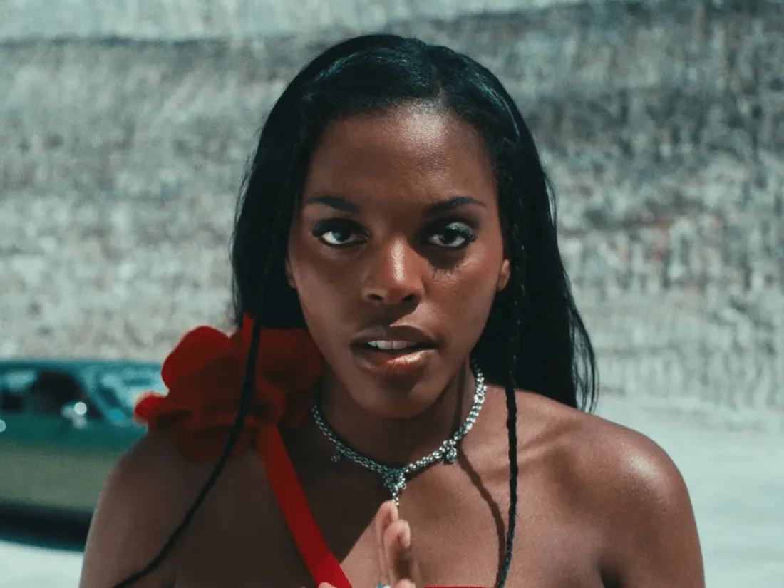 Mentissa se révolte dans le clip de "Mamma Mia"