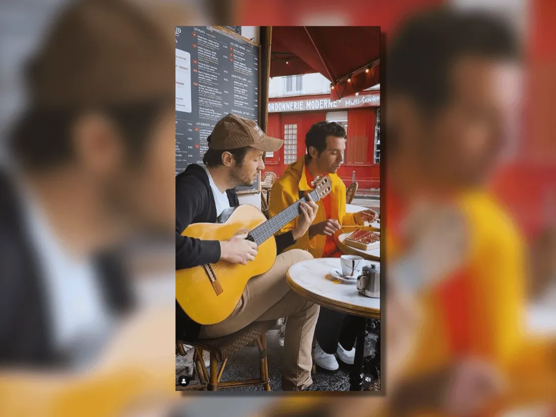 Vianney et Mika chantent "Keep it simple" à la terrasse d'un café