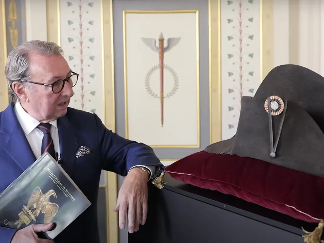 Monsieur Osenat, commissaire-priseur, aux côtés du chapeau de Napoléon