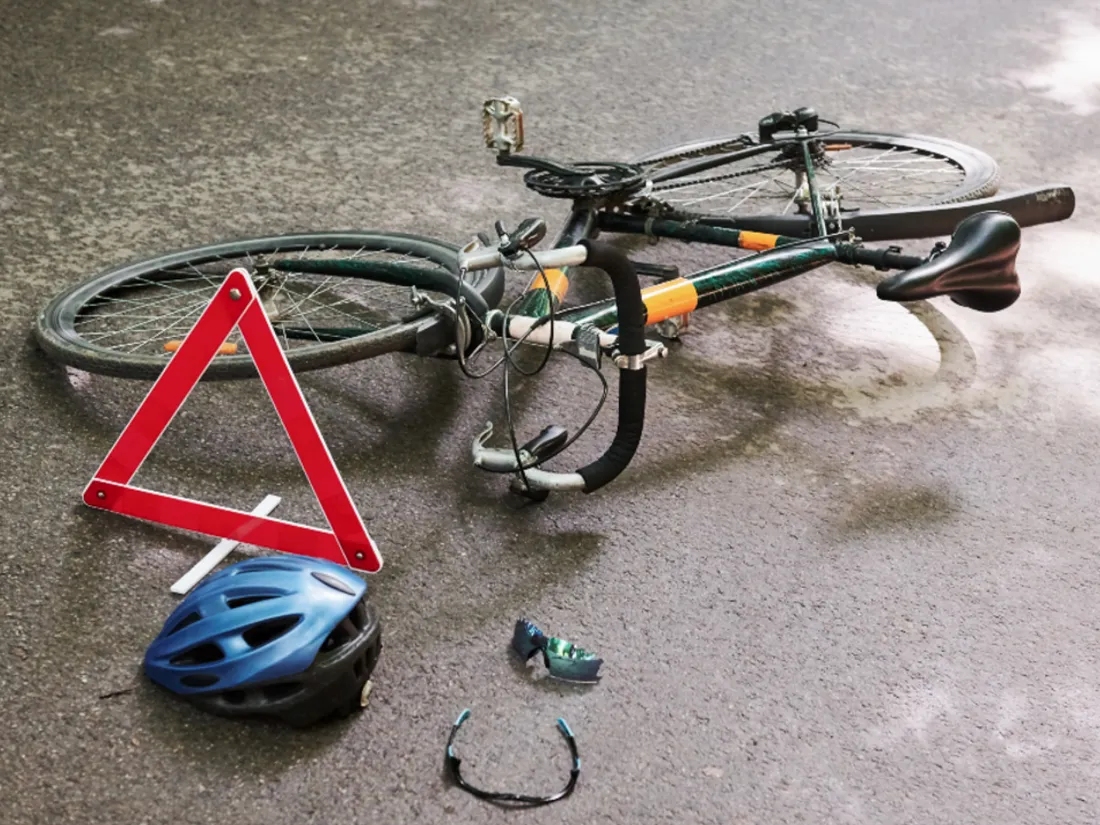 La voiture a heurté une douzaine de cyclistes.