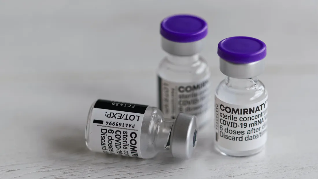 Pfizer-BioNTech débutent l'essai clinique d'un vaccin contre Omicron