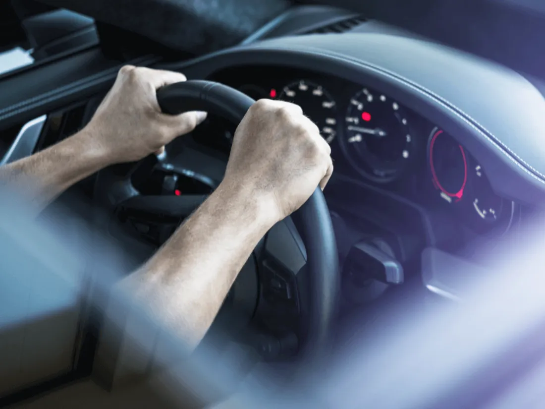 Mains sur un volant