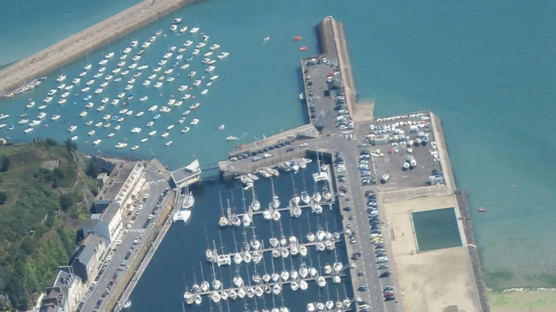 La piscine d'eau de mer sur la plage de Binic, à droite sur la photo.