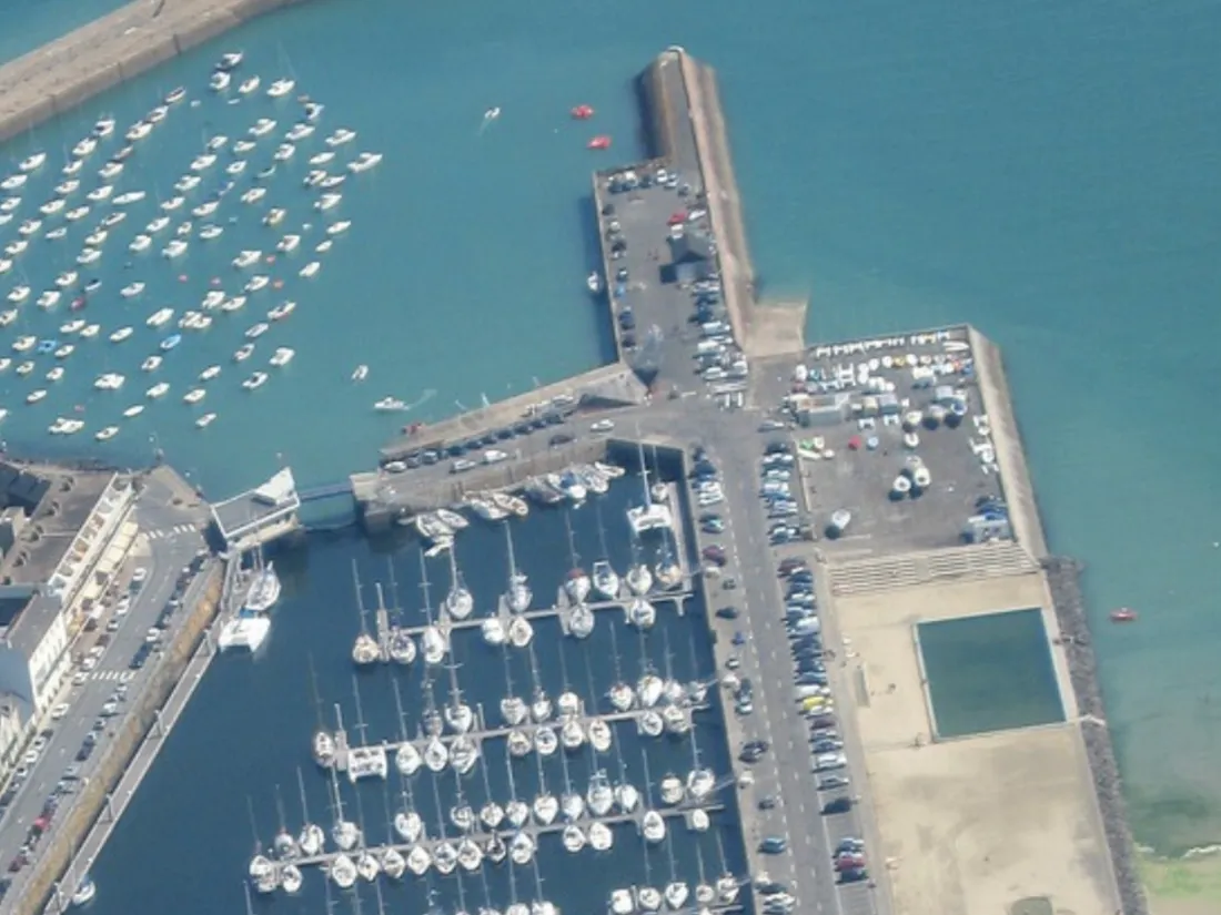 La piscine d'eau de mer sur la plage de Binic, à droite sur la photo.
