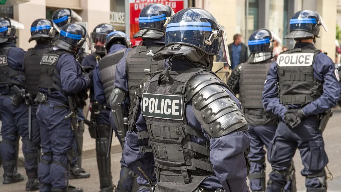 La police a fait usage de gaz lacrymogènes pour tenter de repousser les protestataires.