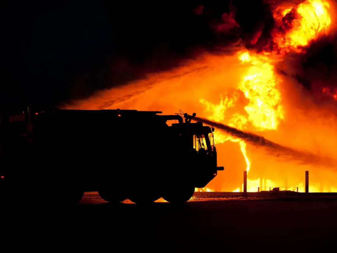 L'incendie s'est propagé à deux véhicules et à un bâtiment adjacent.