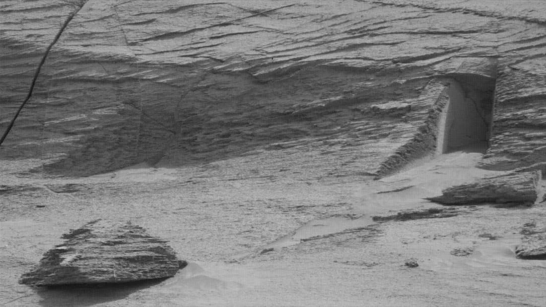 Une "porte" photographiée sur la planète Mars