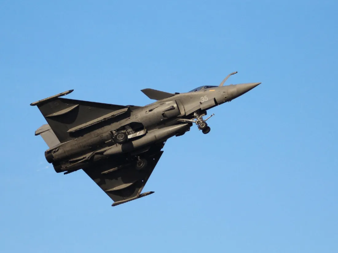 Deux Rafale se touchent lors d'un meeting aérien en Charente