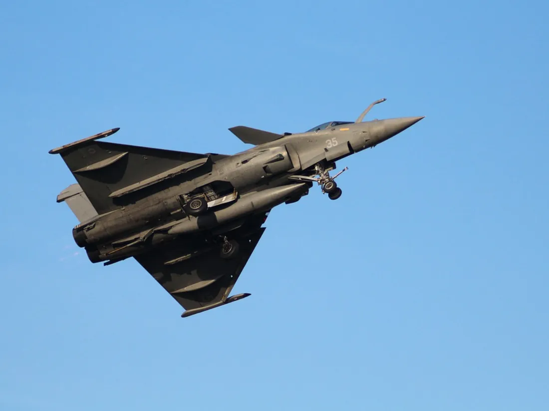 Un Rafale en vol d'exercice lors d'un meeting aérien