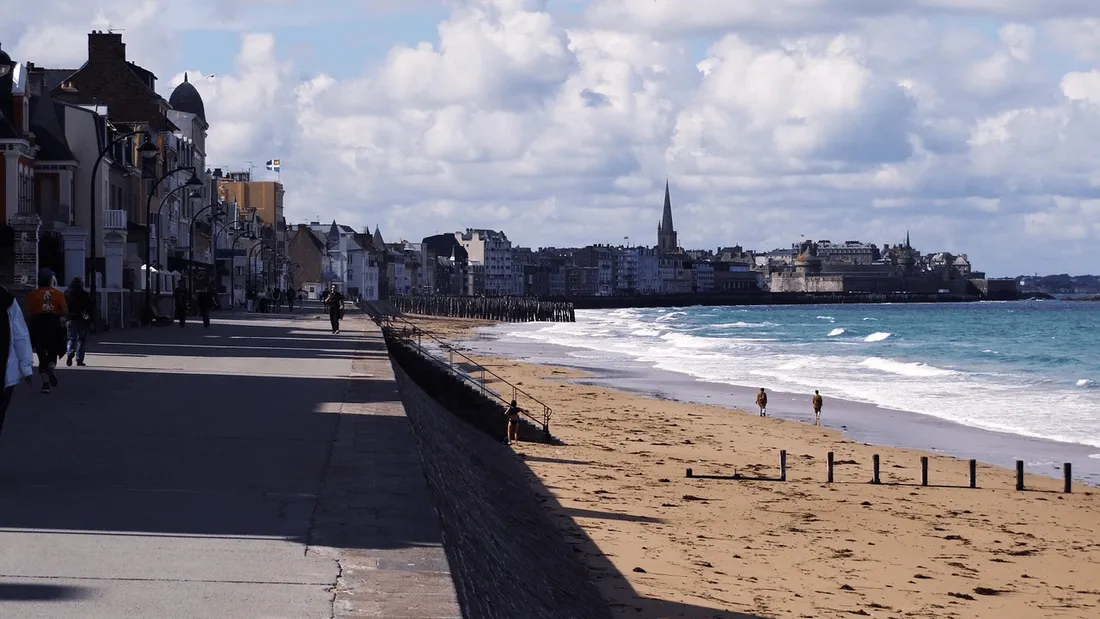 Saint-Malo : un homme en fauteuil roulant se blesse en dévalant la digue