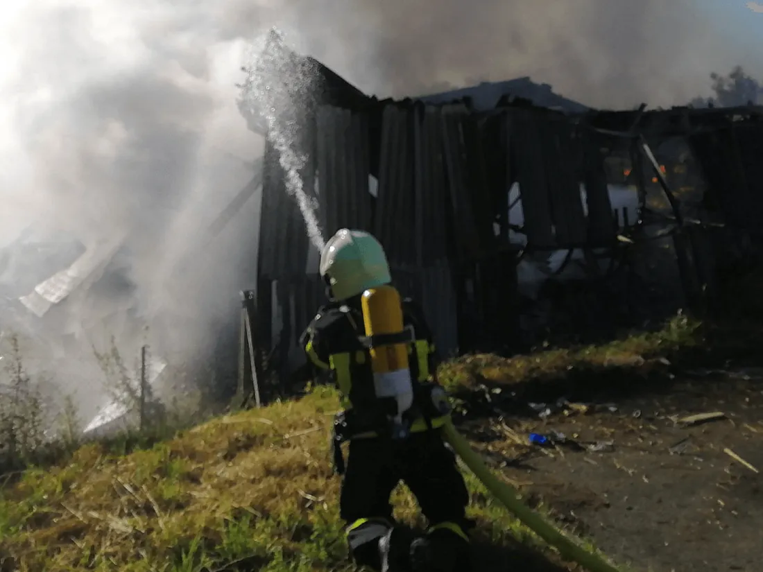 Laval : un important incendie d'entrepôt mobilise les pompiers