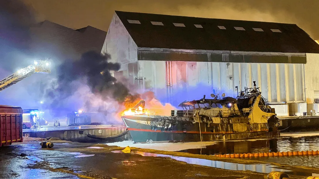 Le chalutier en feu au port de commerce des Sables d'Olonne