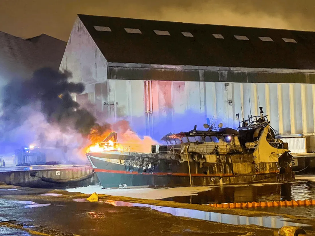Le chalutier en feu au port de commerce des Sables d'Olonne