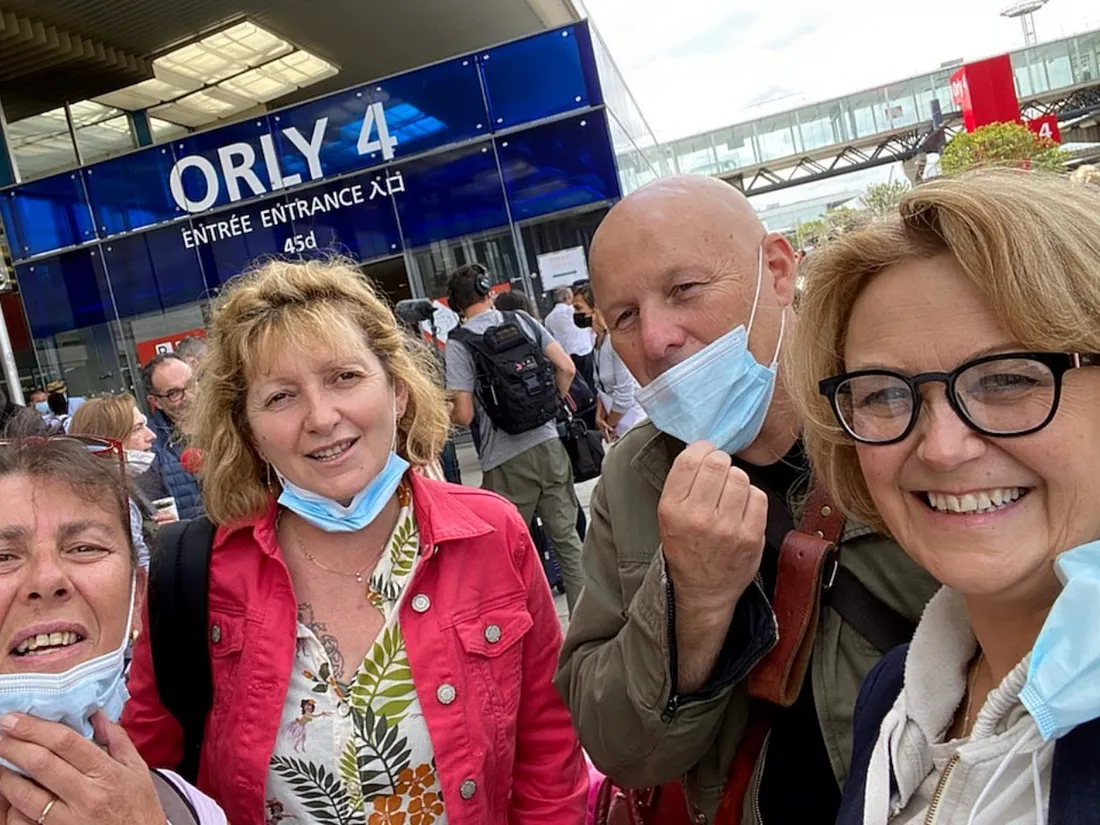 Quatre volontaires creusois dont la présidente de la Creuse à l'embarquement à Orly