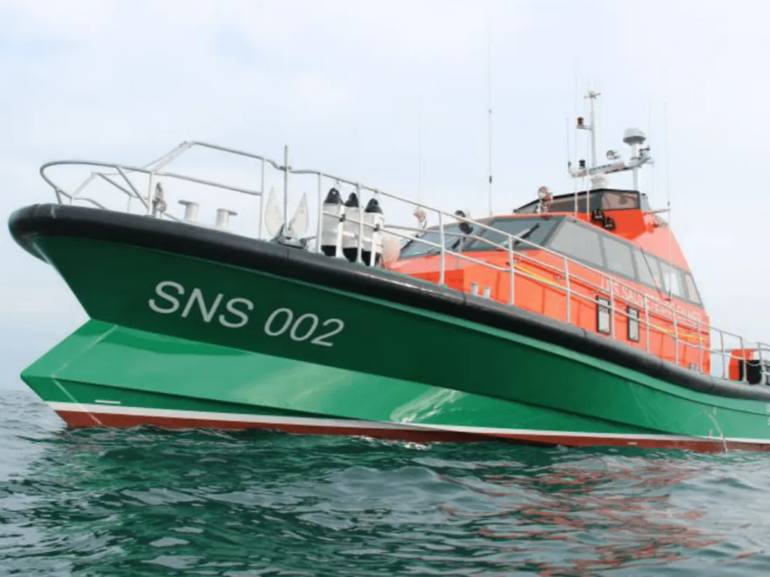 Plusieurs vedettes de la SNSM ont été mobilisées pour porter secours aux dix personnes impliquées.