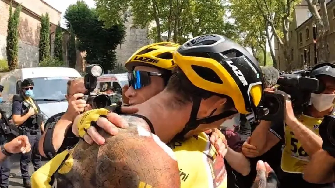 Christophe Laporte félicité par son coéquipier maillot jaune