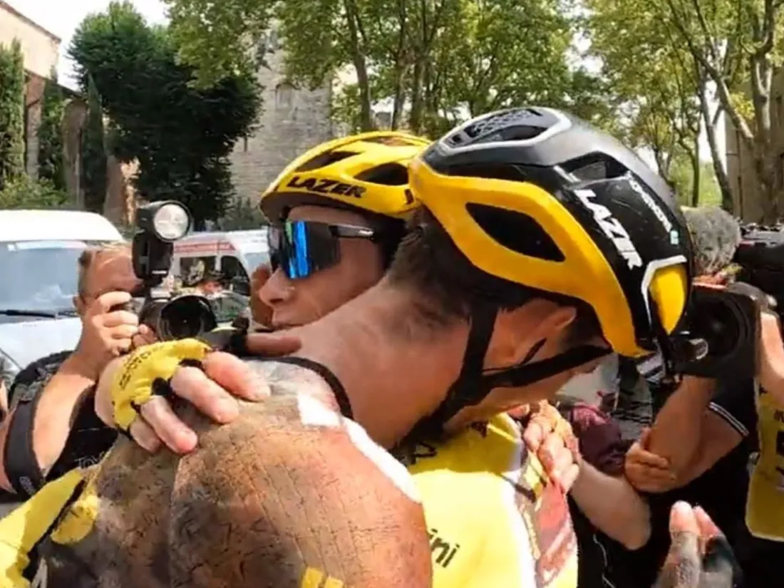 Christophe Laporte félicité par son coéquipier maillot jaune