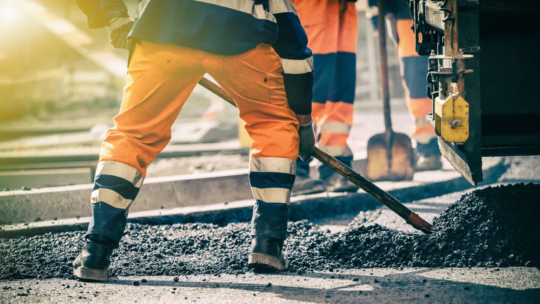Groupe de travailleurs sur la construction d'une route