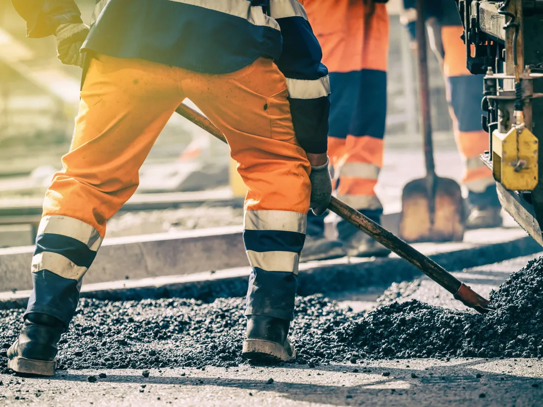 Groupe de travailleurs sur la construction d'une route