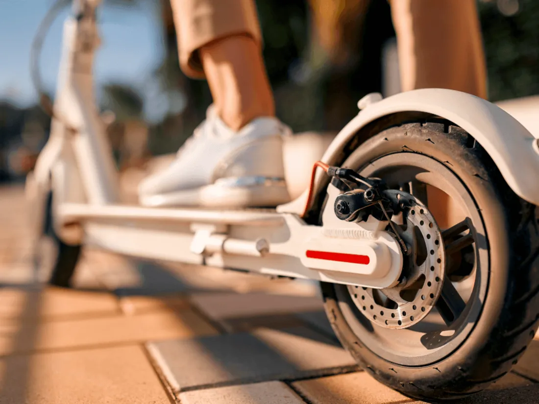 Le jeune joueur circulait à trottinette lorsqu'il a percuté la piétonne.