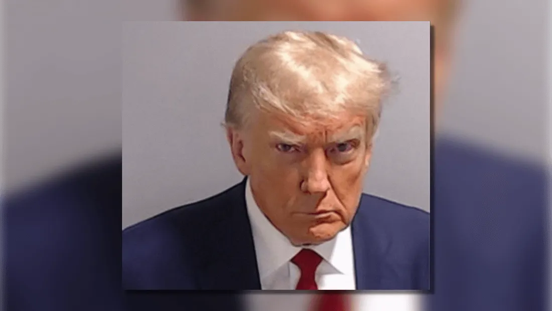 La photo judiciaire de Donald Trump dévoilée, une première pour un ancien président américain
