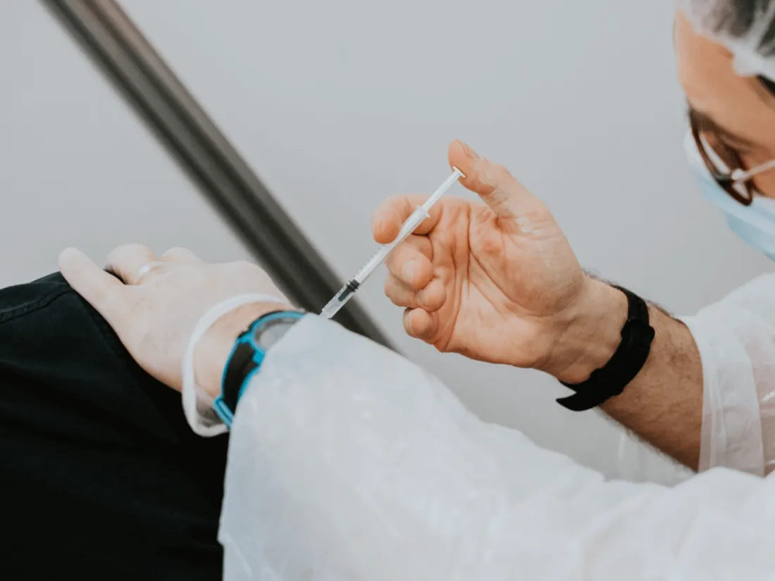 Vaccin anti-covid : une 4e dose n'est pas justifiée à ce stade, selon le COSV