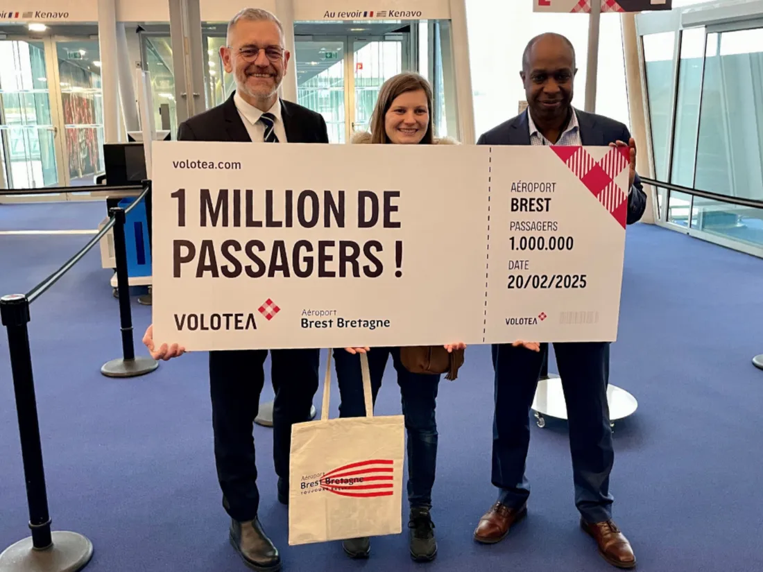 Typhaine Cadalen (au centre) a remporté un an de voyages avec Volotea.