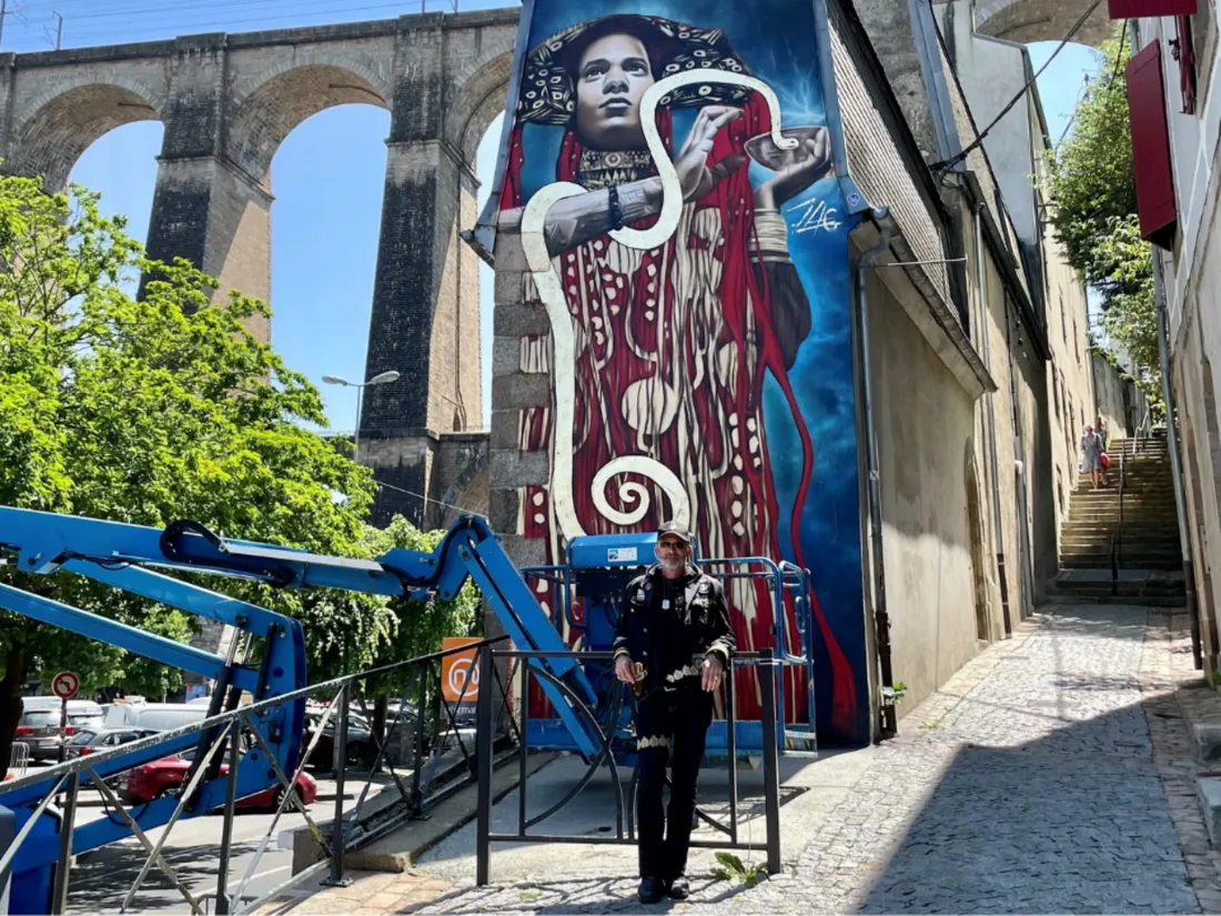 La 1ère fresque est celle de Zag, l'organisateur, finalisée à la feuille d'or.