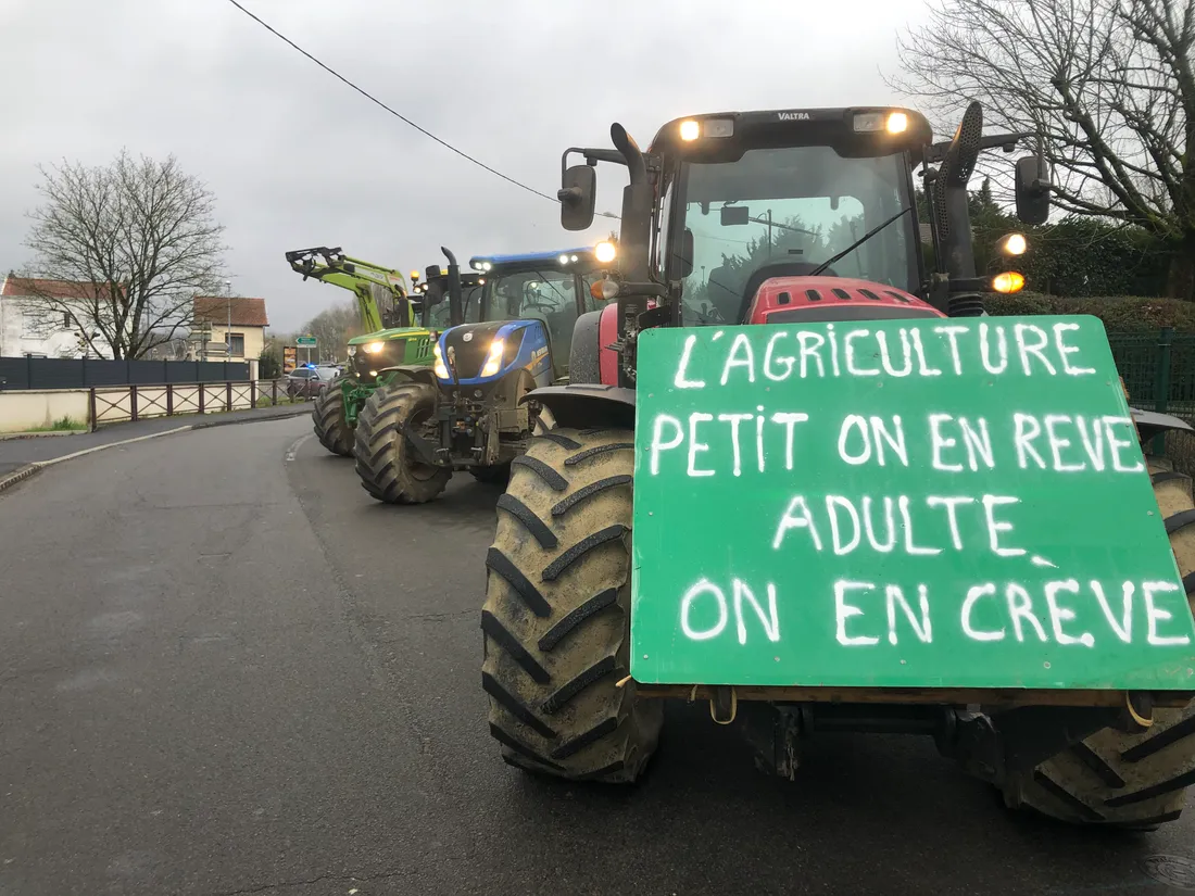 Tracteurs devant la DDT à Charleville ce lundi